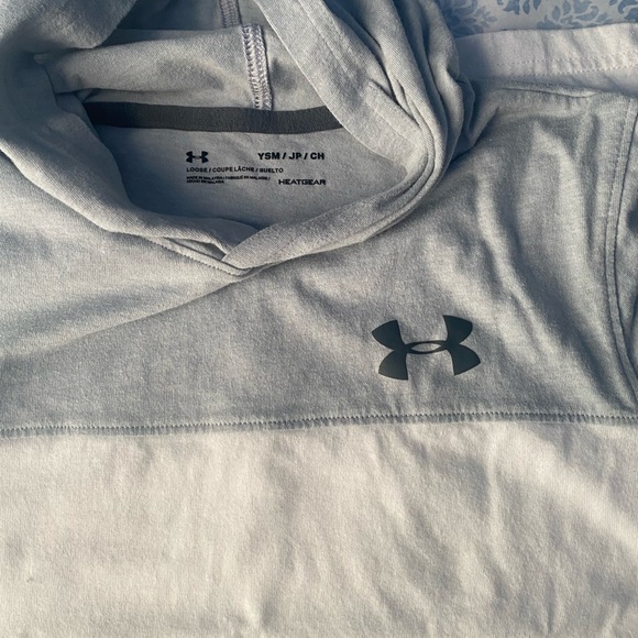 Under Armour Other - Kids Under Armour YSM Grey/White Loose Heatgear Hooded Short Sleeve Shirt!